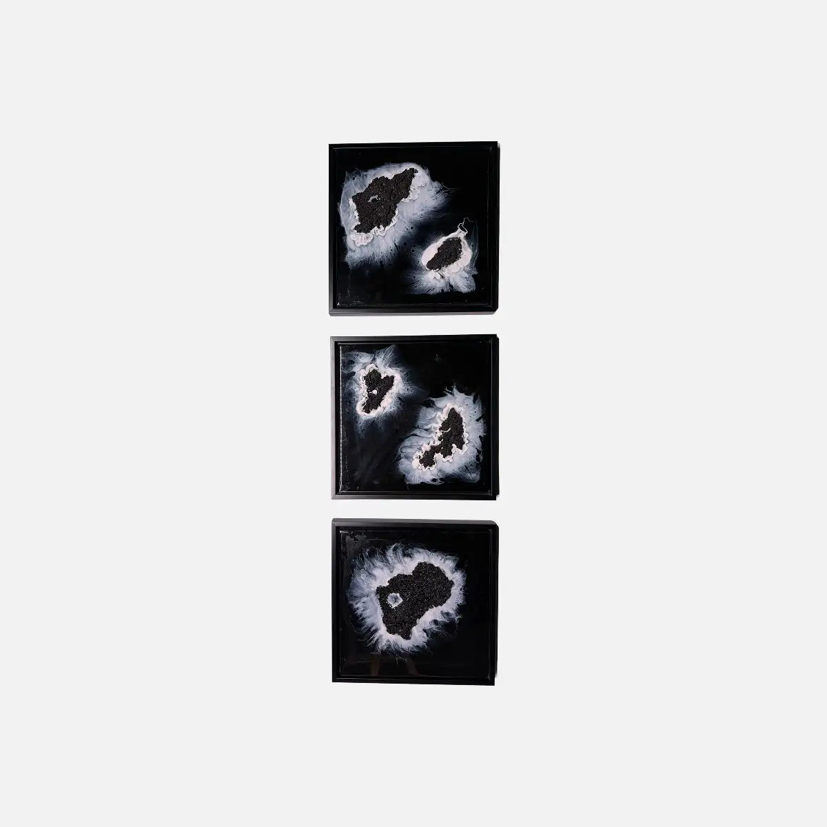 The Monochrome Currents